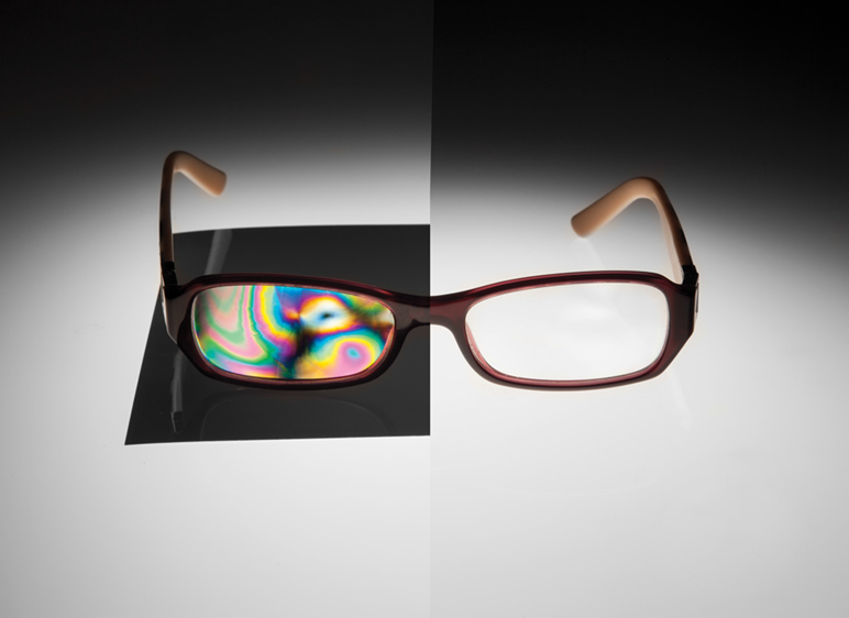 Figure 12 : une paire de lunettes apparaît clairement sans polarisation ; l’utilisation de polariseurs rend toutefois visible les variations de contrainte matérielle qui apparaissent sous forme de variations de couleur