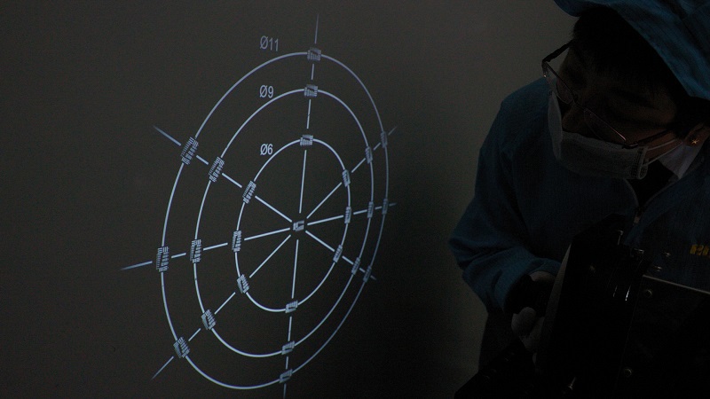 Un opérateur effectuant un test en projection inversée. Les cercles marqués 11, 9 et 6 correspondent aux cercles d'image des capteurs 2/3", 1/1,8" et 1/3", respectivement.
