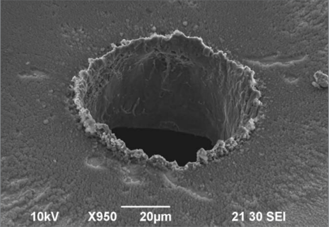 Figure 5 : Les expériences de micro-usinage laser menées à l’Institut italien de technologie ont montré que l’efficacité d’ablation d’un système de perçage laser nanoseconde a été multipliée par dix en diminuant la taille du spot de 220 μm à 9 μm à fluence constante