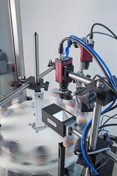 Une configuration de lentilles liquides utilisée dans une application de vision industrielle à grande vitesse.