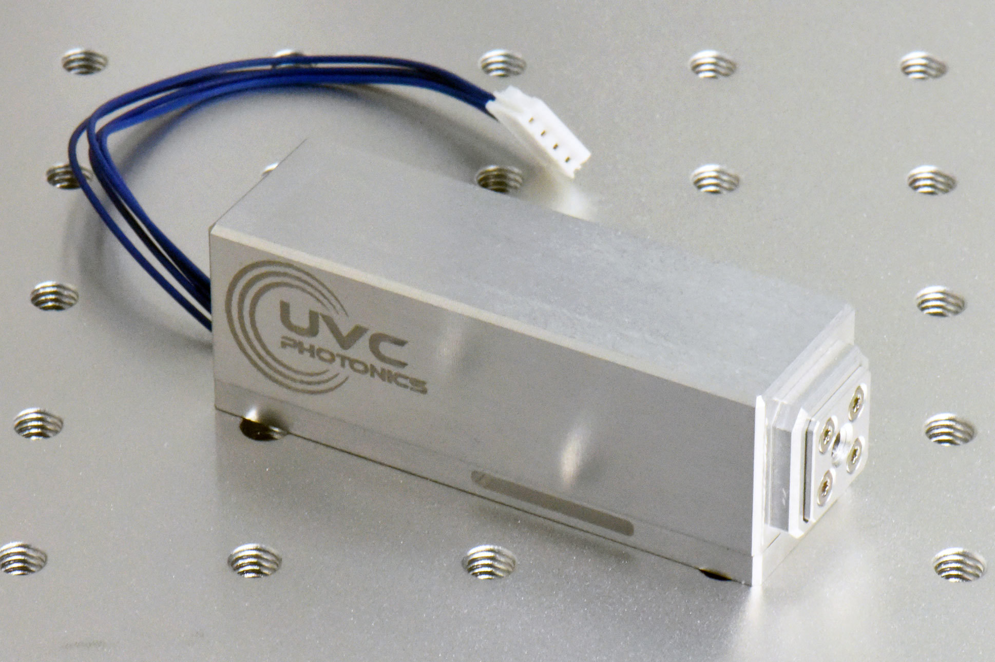 Les lasers UV compacts d'UVC Photonics se composent d'une diode de pompage bleue, d'un cristal de praséodyme, d'un autre cristal pour la génération de deuxième harmonique (SHG) et d'un miroir de sortie de cavité.<sup>2</sup><br>Image reproduite avec l'aimable autorisation d'UVC Photonics.